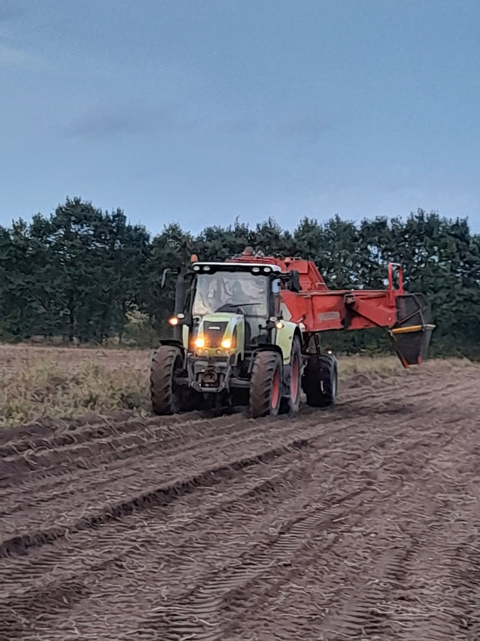 Boerderijwinkel Lensink in Aalten-Lintelo gestart met aardappels rooien